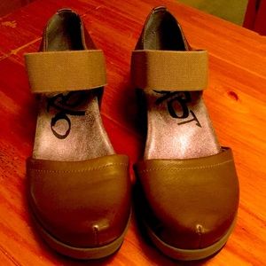 Beautiful pair of women shoes, very good Conditions,like new, size 8M